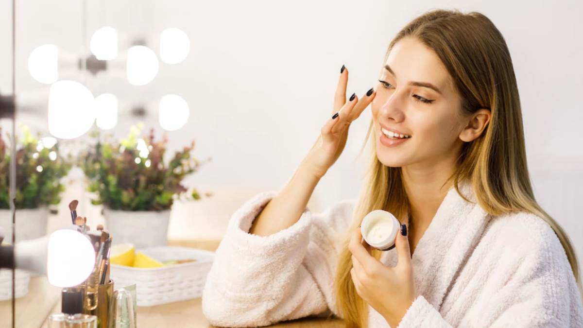 Skin Care Routine For Winter: सर्दियों में मिलेगी ग्लोइंग और स्मूद स्किन, अपनी दमकती त्वचा से हो जायेगा प्यार