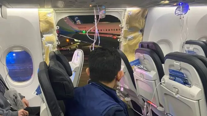 Alaska Airlines Boeing plane अलास्का एयरलाइंस के विमान की आपात लैंडिंग।