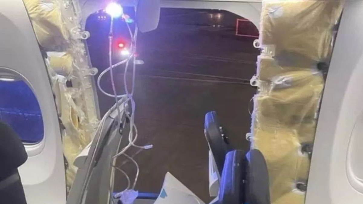 alaska airlines in action after flight door opened in air banned all boeing planes