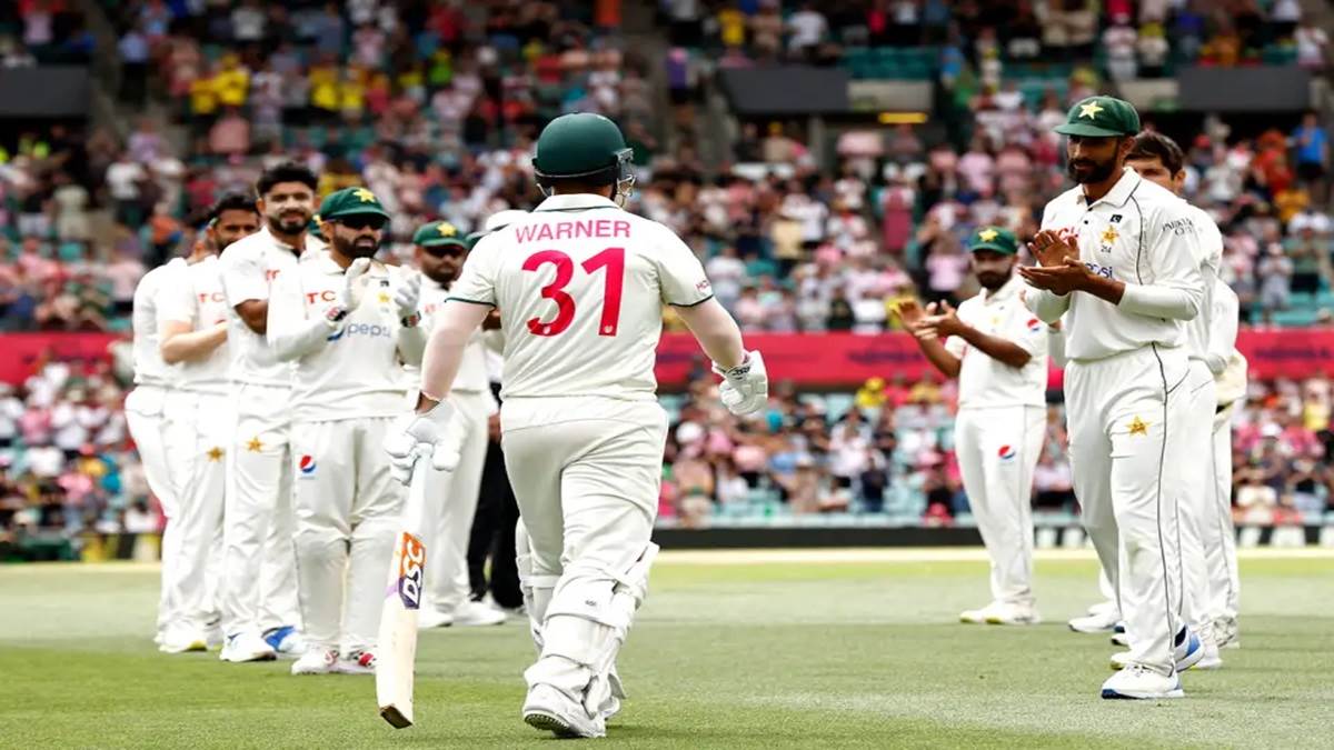 pakistan team paid guard of honour to david warner in his last test at sydney cricket ground against pak