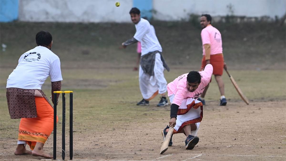 https://www.jagranimages.com/images/newimg/06012024/06_01_2024-kurta_dhoti_23622739.jpg