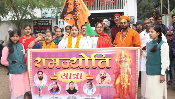 अयोध्या के लिए प्रस्थान कर रही रामज्योति यात्रा को हरी झंडी दिखाते पातालपुरी मठ के पीठाधीश्वर महंत बालक दास महाराज।