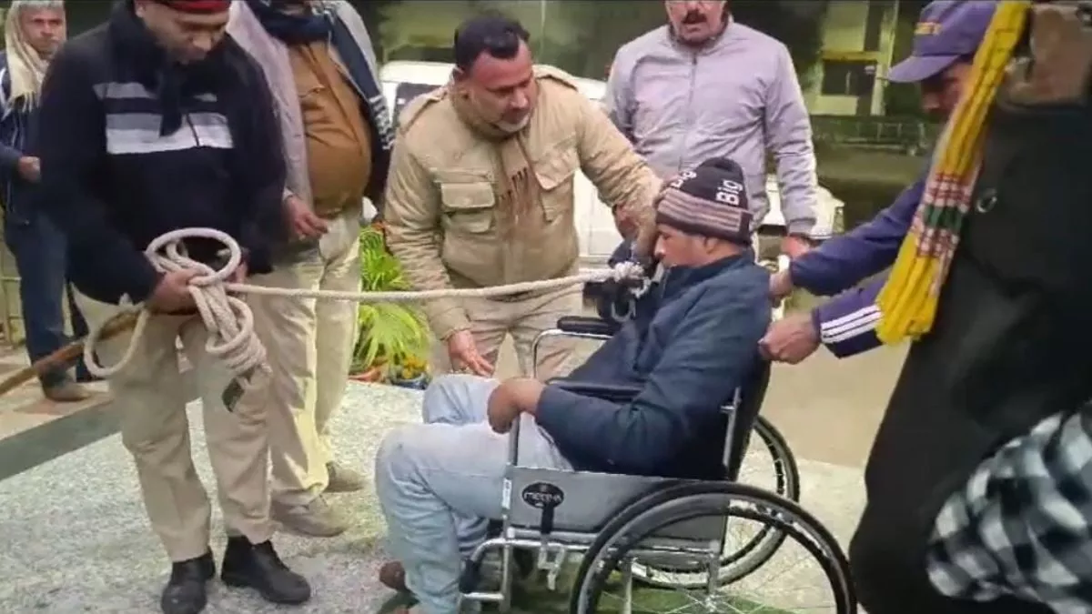 Sheikhpura News: पति और बेटे पर कार्रवाई को लेकर महिला का विरोध, पुलिस पर व्‍यवसायी से बर्बरता करने का लगा आरोप
