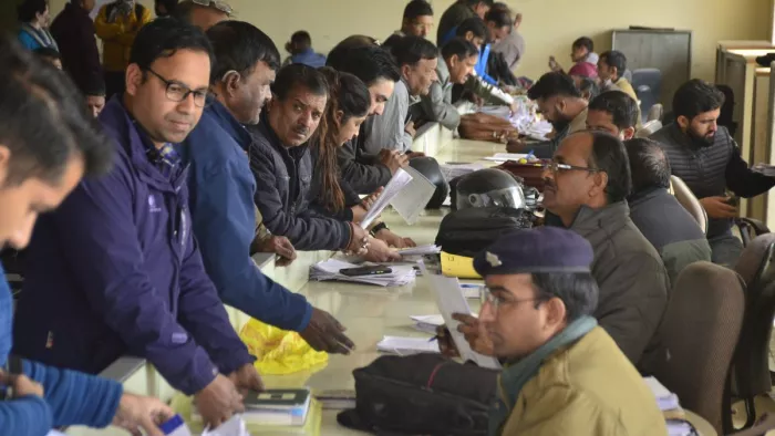 तहसील स्थित पटवारी कक्ष में कार्यो को पूरा कराने के लिए लगी भीड़। जागरण