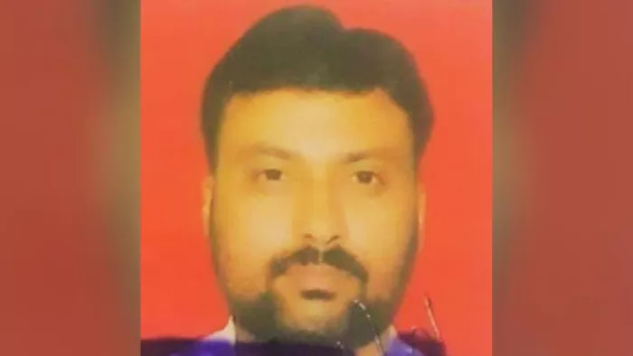 खबर आई… विनोद मारा गया तो कचहरी में ही फूट-फूटकर रोने लगा माफिया का भाई।