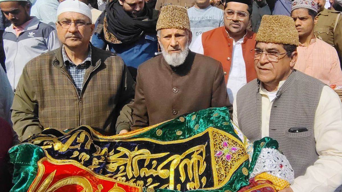 https://www.jagranimages.com/images/newimg/06012025/06_01_2025-cm_omar_abdullah_offers_chadar_1_23862169.jpg