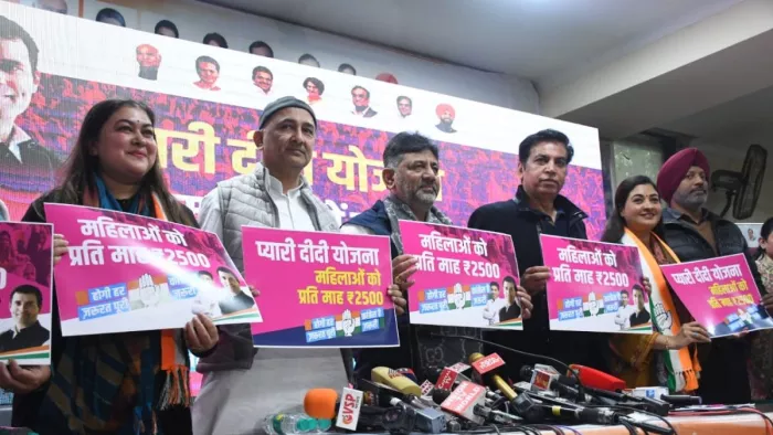 कांग्रेस प्रदेश मुख्यालय में महिलाओं को प्रतिमाह 2500 रुपये देने की घोषणा करते कांग्रेस नेता। फोटो- ध्रुव कुमार