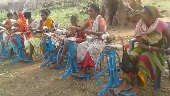 रेशम के कपड़े पर डिजाइनिंग, काथा वर्क करती बुनकर महिला
