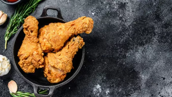 Fried Chicken खाने से पहले उसकी अच्छे से सफाई कर लें। ( Pic courtesy : Freepik)