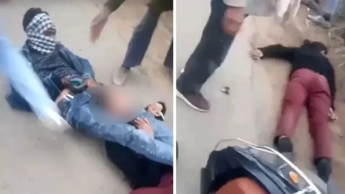 Amroha News: बीच सड़क पर लड़की का स्कॉर्फ से गला घोंटता युवक। वायरल वीडियो से ली तस्वीर।