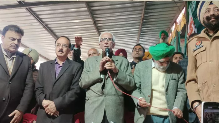 खनौरी बॉर्डर पर जगजीत सिंह डल्लेवाल से मुलाकात करने पहुंची विशेष कमेटी। (जागरण फोटो)