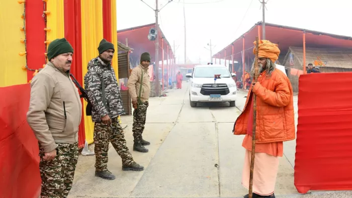 महाकुंभ नगर स्थित त्रिवेणी मार्ग पर संत शिविर में तैनात पैरा मिलिट्री।- जागरण
