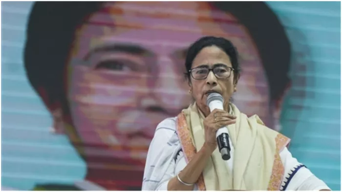 ममता बनर्जी ने बांग्लादेशी जेल से रिहा हुए 95 मछुआरों को सम्मानित करने के दौरान संबोधित किया। (Photo- PTI)