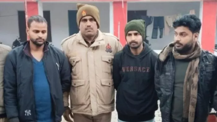 कटरा कोतवाली के हरना की गली में प्रियांशु ओझा की हत्या के आरोप में पकड़े गए आरोपी।- जागरण