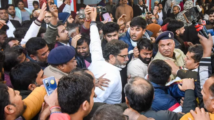 प्रशांत किशोर को जेल ले जाते समय मची भगदड़, सिपाही का टूटा हाथ