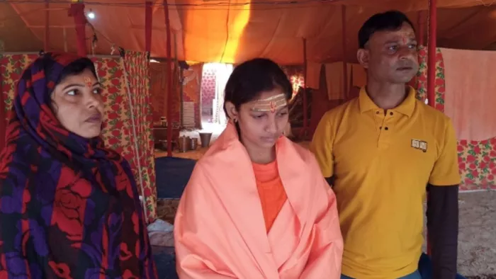 गुरु कौशल गिरि के सान्निध्य में बेटी राखी सिंह के साथ मां रीमा और पिता संदीप सिंह ढाकरे। जागरण
