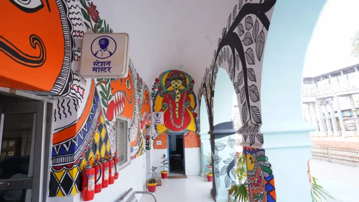 महाकुंभ के लिए अद्भुत कलाकृतियों से सजे प्रयागराज के रेलवे स्टेशन
