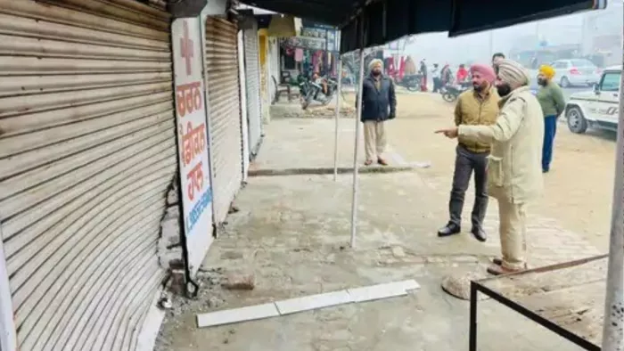 डॉक्टर गुरचरण सिंह का क्लीनिक, चोर यहीं चोरी करने के लिए घुसे थे। (जागरण फोटो)