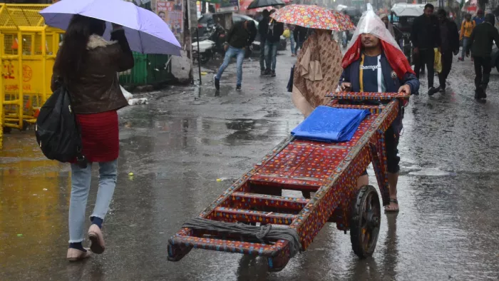 राजधानी दिल्ली में सोमवार सुबह कई इलाकों में हल्की बारिश हुई।