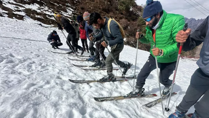 पिथौरागढ़ में बर्फबारी कम होने से स्कीइंग नहीं कर पा रहे पर्यटक।