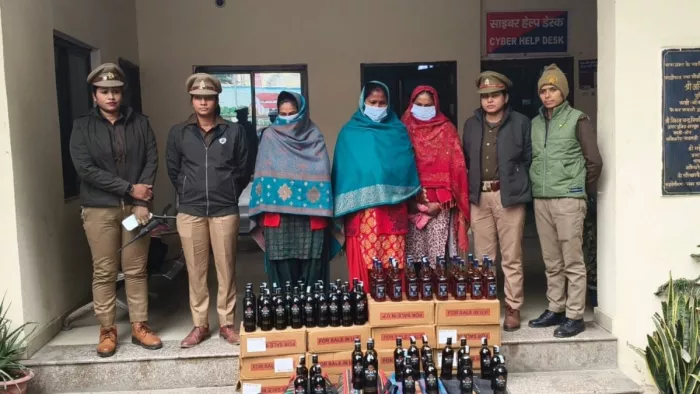 अवैध शराब के साथ गिरफ्तार महिला तस्कर।