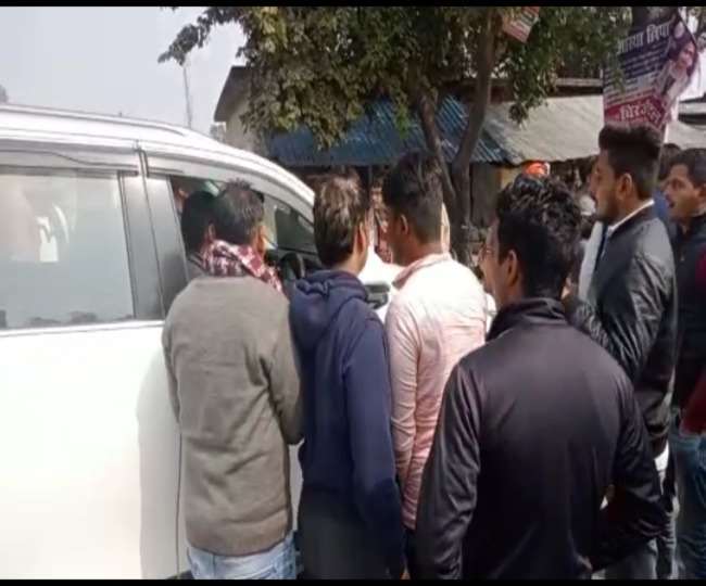 भाजपा पदाधिकारियों का कहना है कि विधायक के खिलाफ नारेबाजी करने वाले लोग सपा समर्थक हैं।