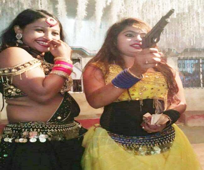 बिहार के सिवान में पिस्टल लेकर डांस करती लड़कियां।