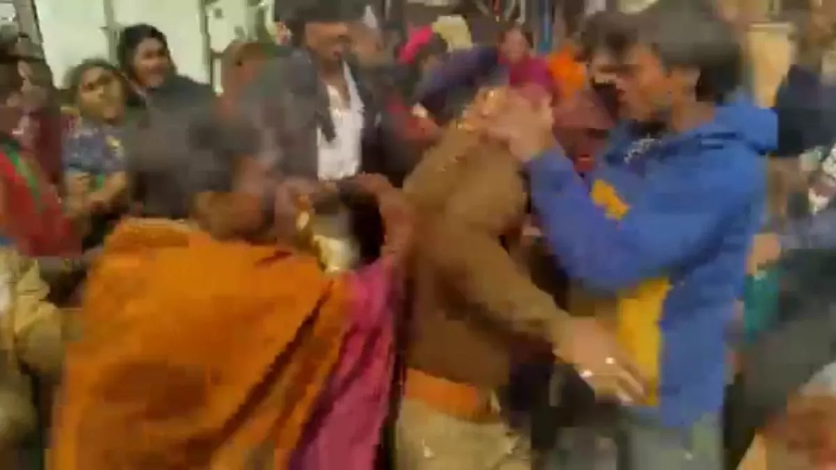 रविवार को जाम छुड़ाने के दौरान पुलिस व ई रिक्शा चालक के बीच हुई थी नोंक-झोंक