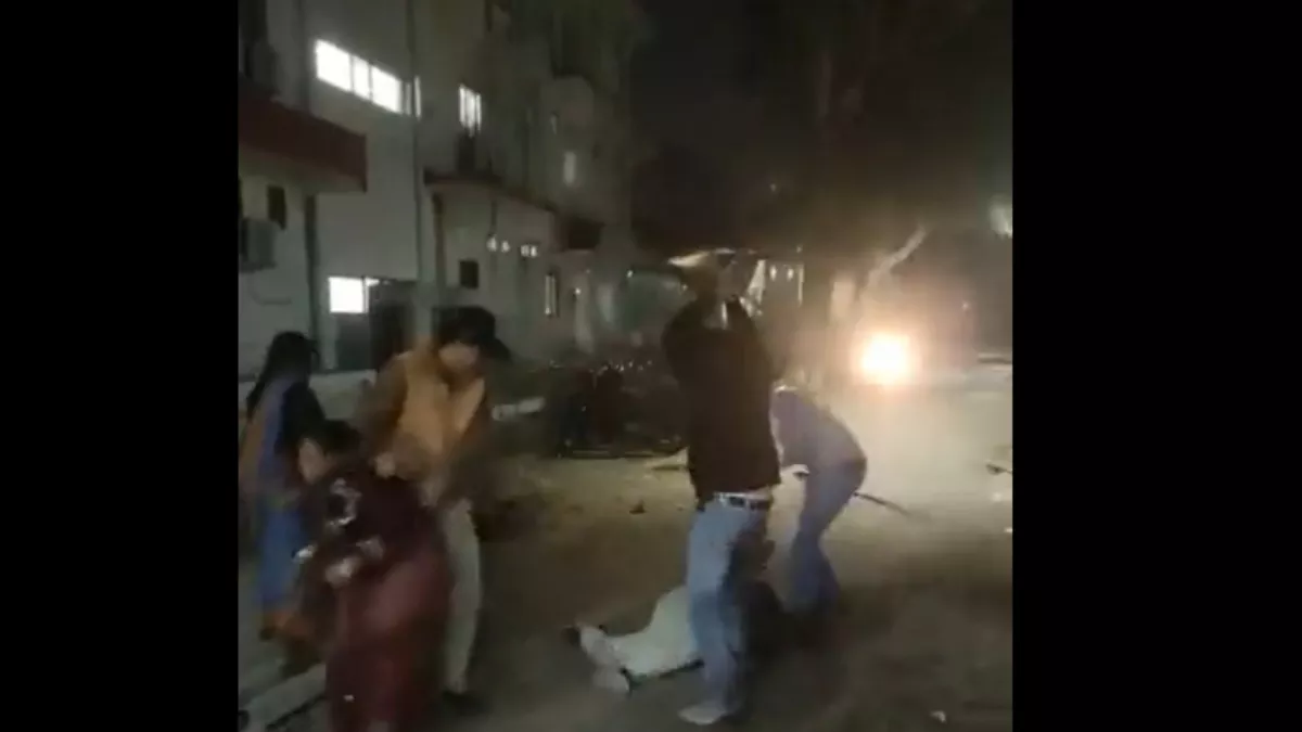 जीआरपी के जवानों ने एक ऑटो चालक को बेरहमी से पीटा।