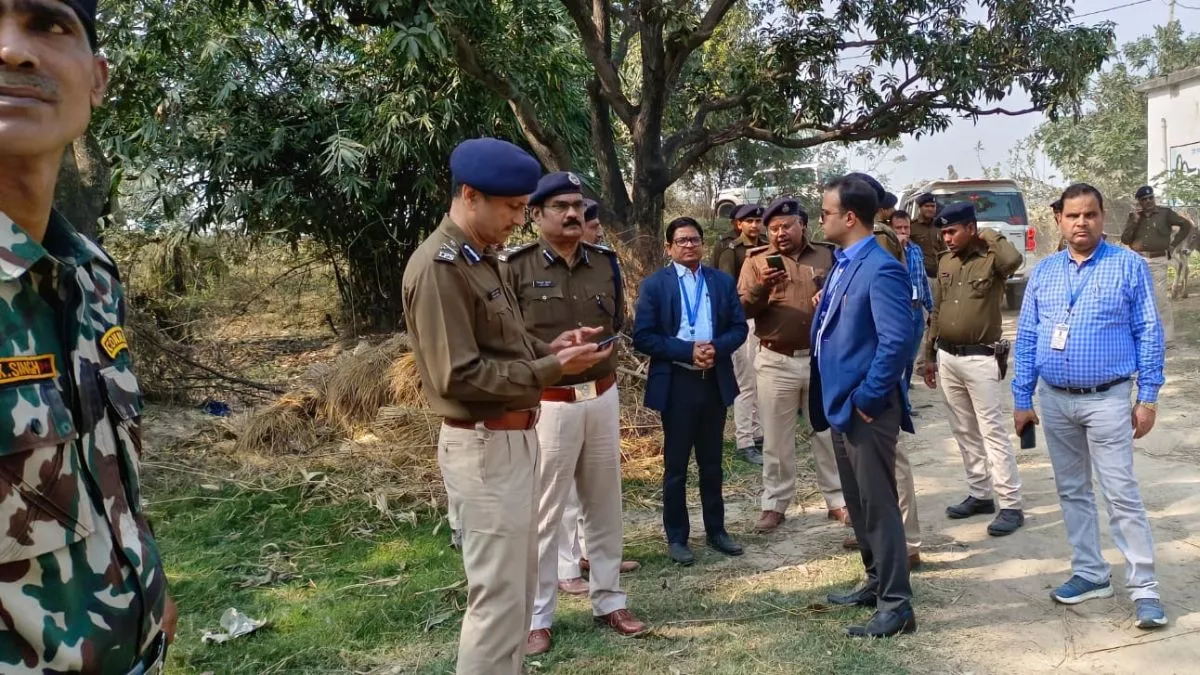 Chhapra में बवाल के बाद एक्शन में पुलिस मुख्यालय, मुबारकपुर गांव पहुंचे ADG गंगवार; शांति बहाल रखने की अपील की