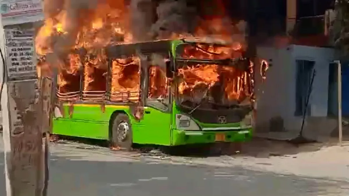 DTC Bus Fire: बाहरी दिल्ली में डीटीसी की बस में लगी भीषण आग, धू-धू कर जली; दमकल ने पाया काबू