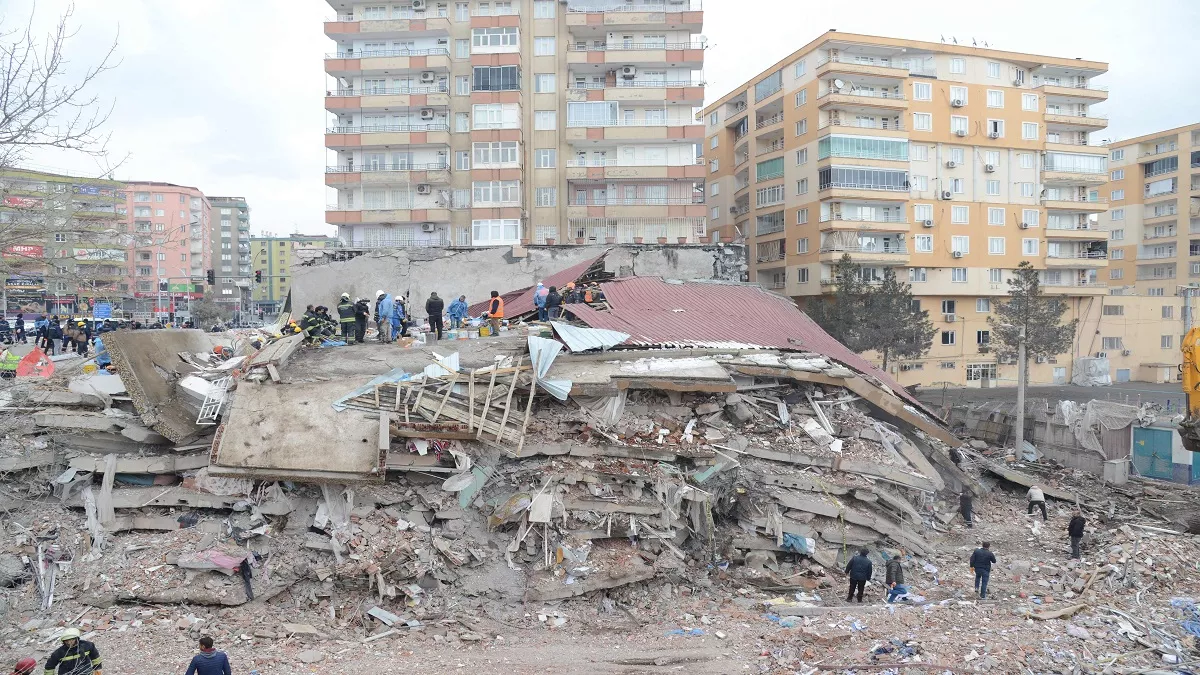 तस्‍वीरों में देखें तुर्किये और सीरिया में आए भूकंप के बाद का भयावह मंजर।