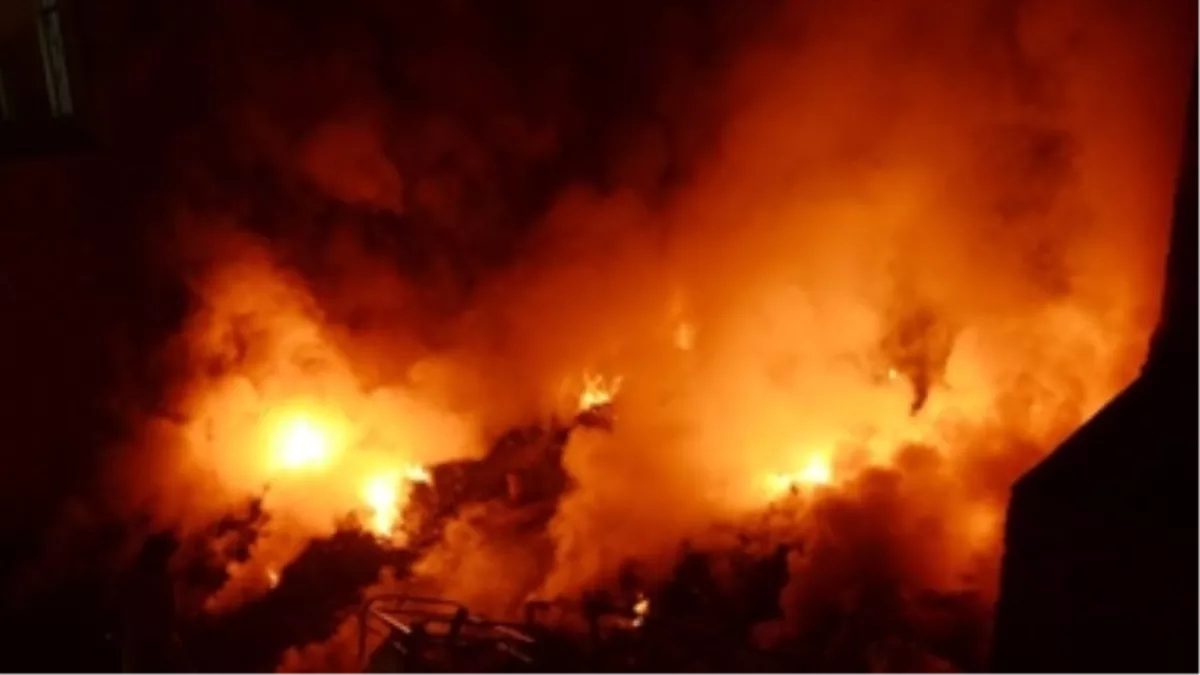 Ghaziabad Fire News: इंदिरापुरम के फर्नीचर गोदाम में भीषण आग लगने से सामान जलकर हुआ राख