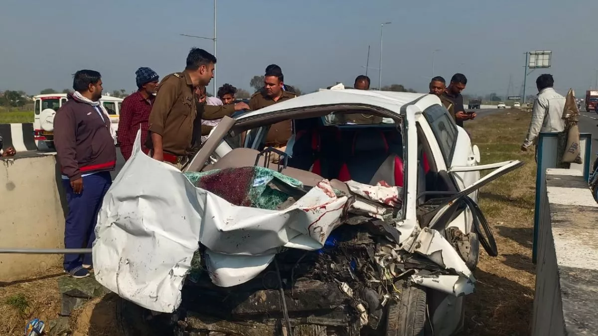 Hapur News: दिल्ली-लखनऊ हाईवे पर बेकाबू कार डिवाइडर पर चढ़ी, 2 की मौत