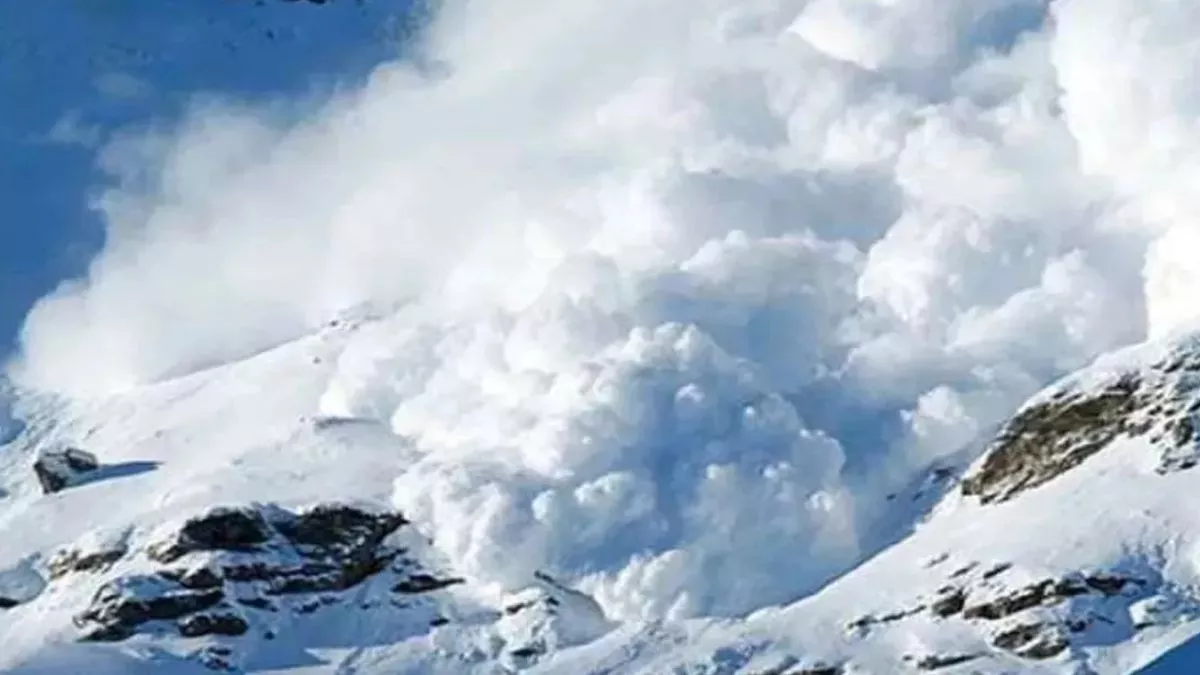 Himachal Avalanche: हिमाचल में हिमस्खलन की चपेट में आए सीमा सड़क संगठन के दो कर्मियों की मौत, एक की तलाश जारी