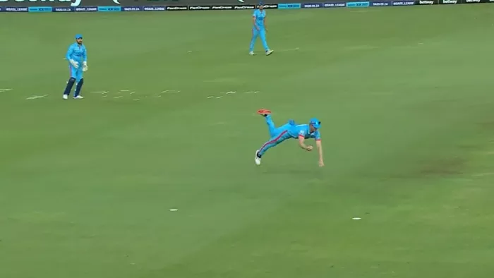 jimmy neesham one handed catch फोटो वीडियो से।