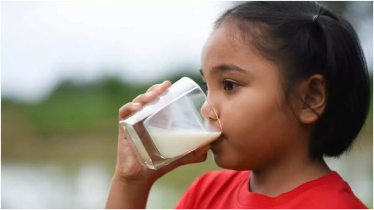 Milk Side Effects: बच्चों को दूध के साथ मिलाकर नहीं देनी चाहिए ये 4 चीज़ें, वरना होंगे गंभीर नुकसान