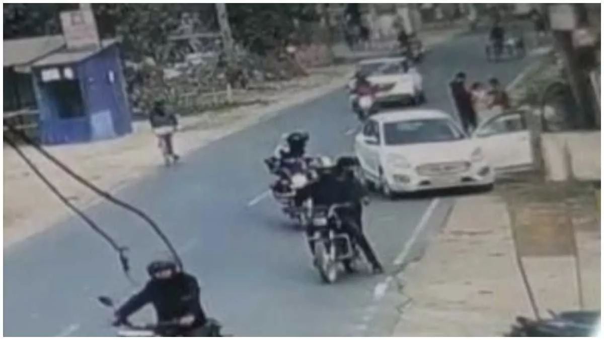 सीसीटीवी कैमरे के फुटेज में कार के पास लड़की काे अगवा करते युवक। वीडियो ग्रैब