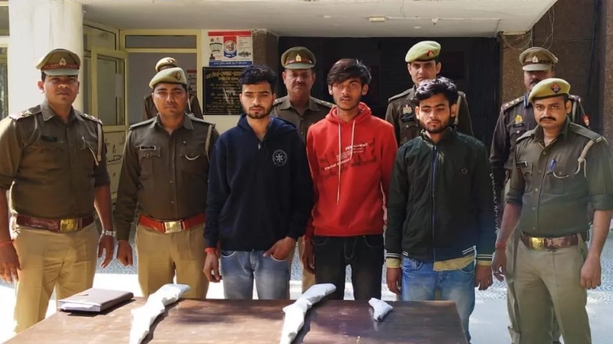 देसी राइफल व तमंचे सहित तीन युवकों को पुलिस ने दबोचा