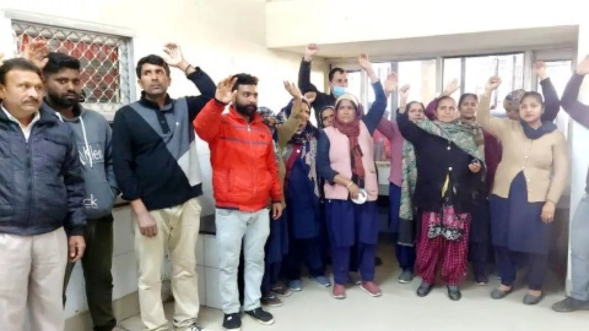 Pathankot News: सिविल में सफाई कर्मियों ने मांगों को लेकर किया रोष प्रदर्शन