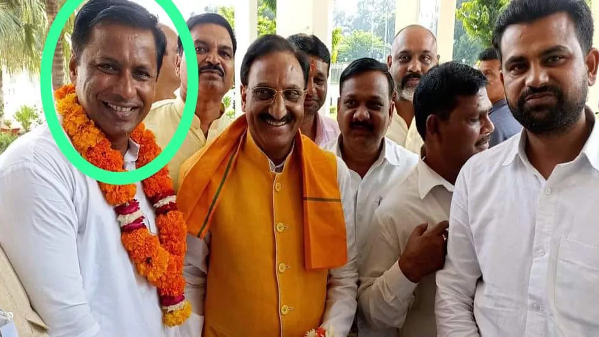 JE-AE Paper Leak : इंटरनेट मीडिया पर प्रसारित हो रहे फोटो में सांसद रमेश पोखरियाल निशंक के साथ आरोपित संजय धारीवाल। साभार इंटरनेट मीडिया