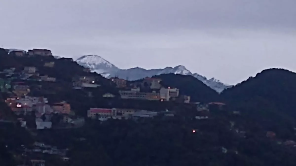 Uttarakhand Weather Update: पर्वतीय क्षेत्रों में आज वर्षा-बर्फबारी के आसार, लुढ़क सकता है पारा