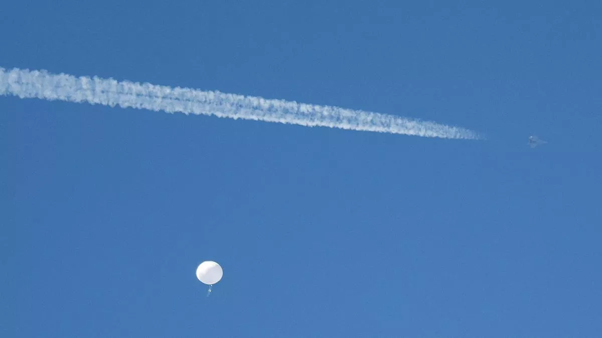 4 फरवरी, 2023 को अमेरिका के दक्षिण कैरोलिना के सर्फ़साइड बीच में उड़ता दिखा एक चीनी जासूसी गुब्बारा (फोटो: रॉयटर्स)