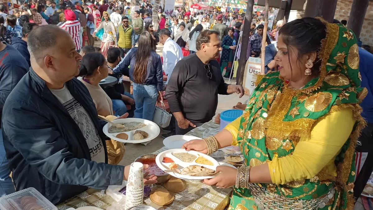 Surajkund Craft Fair: पर्यटकों को भा रहा मोटा अनाज, बाजरे की रोटी के साथ ले रहे कढ़ी का स्वाद