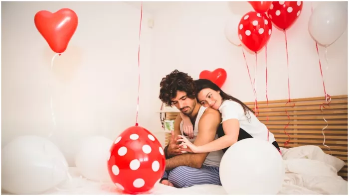 Valentine Decoration: इस वैलेंटाइन डे पार्टनर को दें सरप्राइज, इस तरह सजाएं अपना कमरा