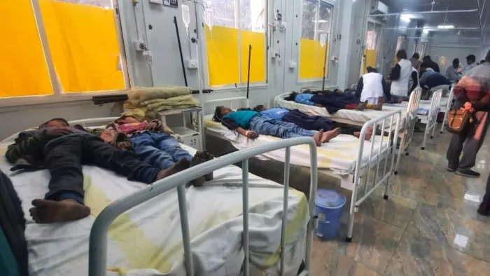 अनुमंडलीय अस्पताल में एक ही बेड पर इलाजरत दो-दो बच्चे। जागरण