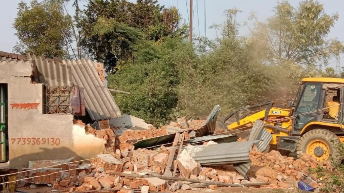 मंदिर में हो रही थी बेटी की शादी, घर पर चल गया बुलडोजर; मंजर देखते ही बेहोश होकर गिर पड़ीं महिला