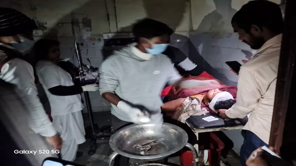 बिहार के बड़े अस्‍पताल की दुर्दशा: मोबाइल टॉर्च की रोशनी में डॉक्‍टरों ने सिर में लगाए टांके, बाहर अटकी रहीं परिजनों की सांसें
