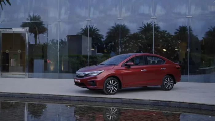 Honda अपनी चुनिंदा कारों पर 1 लाख रुपये तक का डिस्काउंट दे रही है।
