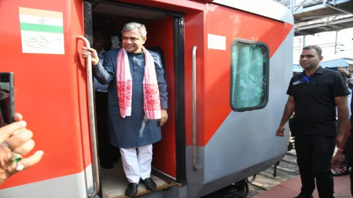 संबलपुर स्टेशन का निरीक्षण करने पहुंचे रेल मंत्री अश्विनी वैष्णव।